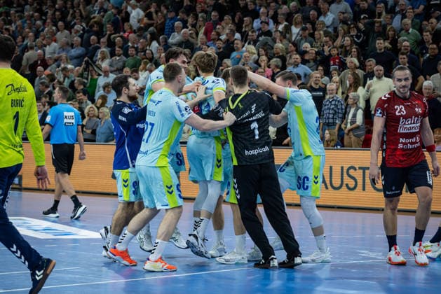 DAIKIN HBL: SG Flensburg-Handewitt vs VfL Gummersbach; 29.11.25 Team VfL Gummersbach nach dem Spiel DAIKIN HBL: SG Flensburg-Handewitt vs VfL Gummersbach, GP JOULE Arena am 29.11.25 Copyright: xBEAUTIFULxSPORTS MarioxM.xKobergx