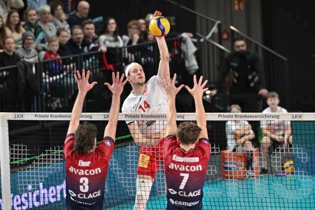 GER; 1.VBL, SVG Lueneburg vs SV Warnemuende 29.11.2025, LKH Arena, Lueneburg, GER; 1. VBL, SVG Lueneburg vs SV Warnemuende im Bild Jesse Elser (Lueneburg 03) und Joscha Kunstmann (Lueneburg 07) versuchen sich gegen Jan-Philipp Krabel (Warnemuende 14) durchzusetzen