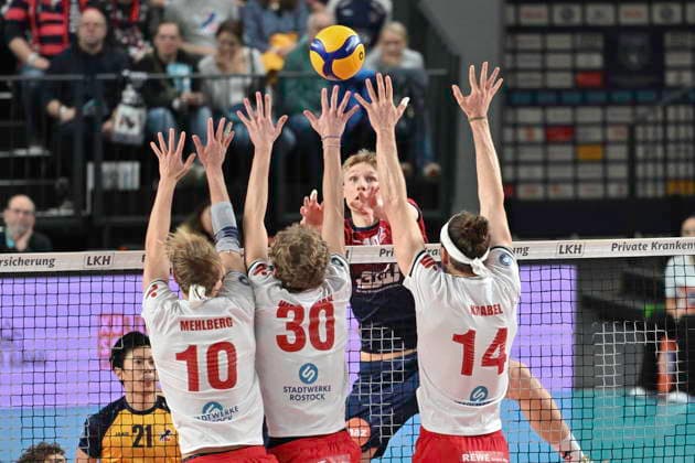 GER; 1.VBL, SVG Lueneburg vs SV Warnemuende 29.11.2025, LKH Arena, Lueneburg, GER; 1. VBL, SVG Lueneburg vs SV Warnemuende im Bild Axel Juul Larsen (Lueneburg 18) versucht sich gegen Tommy Mehlberg (Warnemuende 10), Jan Wawrzyniak (Warnemuende 30) und Jan-Philipp Krabel (Warnemuende 14) durchzusetzen
