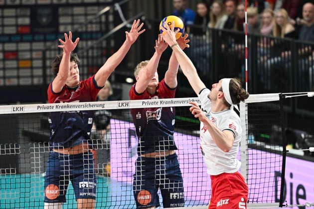 GER; 1.VBL, SVG Lueneburg vs SV Warnemuende 29.11.2025, LKH Arena, Lueneburg, GER; 1. VBL, SVG Lueneburg vs SV Warnemuende im Bild Cole Matthew Young (Lueneburg 08) und Axel Juul Larsen (Lueneburg 18) versuchen sich gegen Jan-Philipp Krabel (Warnemuende 14) durchzusetzen