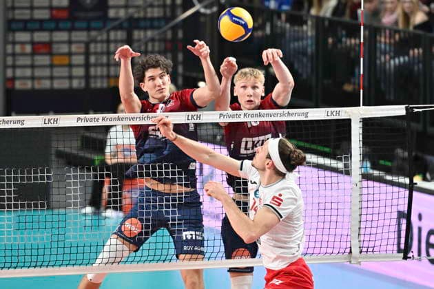 GER; 1.VBL, SVG Lueneburg vs SV Warnemuende 29.11.2025, LKH Arena, Lueneburg, GER; 1. VBL, SVG Lueneburg vs SV Warnemuende im Bild Cole Matthew Young (Lueneburg 08) und Axel Juul Larsen (Lueneburg 18) versuchen sich gegen Jan-Philipp Krabel (Warnemuende 14) durchzusetzen