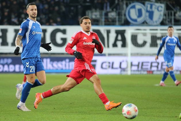 29.11.2025 Fußball Herren 2025 2026 2. Bundesliga 14. Spieltag 1. FC Magdeburg - 1. FC Nürnberg Avnet Arena Magdeburg Rafael Lubach (FCN, rot) läuft einen Pass zu. Falko Michel (FCM, blau) steht dahinter. Magdeburg Sachsen-Anhalt Deutschland