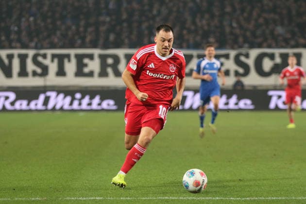 29.11.2025 Fußball Herren 2025 2026 2. Bundesliga 14. Spieltag 1. FC Magdeburg - 1. FC Nürnberg Avnet Arena Magdeburg Julian Justvan (FCN, rot) am Ball. Magdeburg Sachsen-Anhalt Deutschland