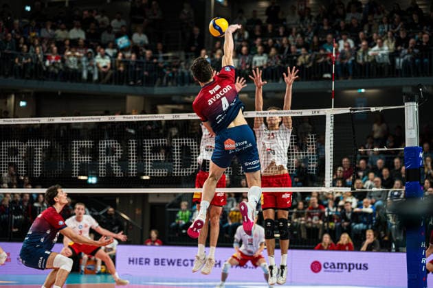 Volleyball I Herren I Saison 2025 2026 I Bundesliga I 8. Spieltag I SVG Lüneburg - SV Warnemünde I 29.11.2025 Christopher Byam (4, SVG Lüneburg) im Angriff Copyright: xLobeca Bjorn-OlexKehmx