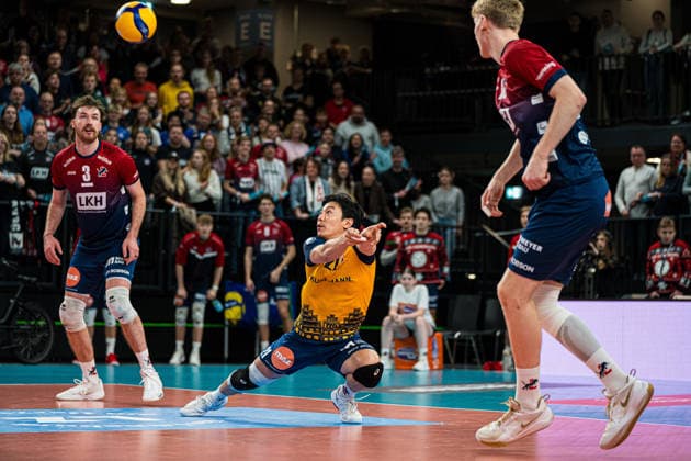 Volleyball I Herren I Saison 2025 2026 I Bundesliga I 8. Spieltag I SVG Lüneburg - SV Warnemünde I 29.11.2025 Sho Takahashi (21, SVG Lüneburg) in der Annahme Copyright: xLobeca Bjorn-OlexKehmx