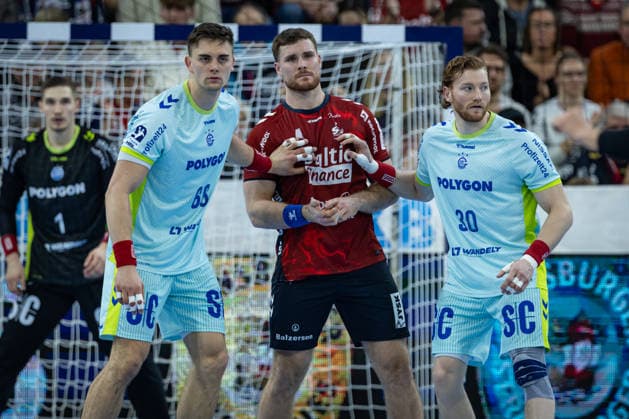 DAIKIN HBL: SG Flensburg-Handewitt vs VfL Gummersbach; 29.11.25 Kampf am Kreis Stepan Zeman (Nr.66, VfL Gummersbach), Johannes Golla (Nr.04, SG Flensburg-Handewitt), Tom Kiesler (Nr.30, VfL Gummersbach) DAIKIN HBL: SG Flensburg-Handewitt vs VfL Gummersbach, GP JOULE Arena am 29.11.25 Copyright: xBEAUTIFULxSPORTS MarioxM.xKobergx