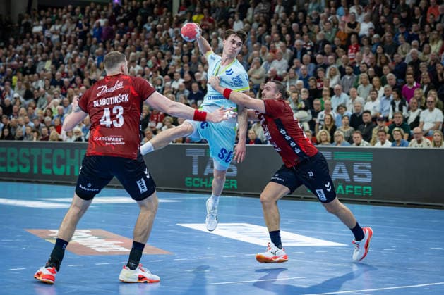 DAIKIN HBL: SG Flensburg-Handewitt vs VfL Gummersbach; 29.11.25 Miro Schluroff (Nr.15, VfL Gummersbach) gegen Blaz Blagotinsek (Nr.43, SG Flensburg-Handewitt) und Kent Robin Tønnesen (Nr.23, SG Flensburg-Handewitt) DAIKIN HBL: SG Flensburg-Handewitt vs VfL Gummersbach, GP JOULE Arena am 29.11.25 Copyright: xBEAUTIFULxSPORTS MarioxM.xKobergx