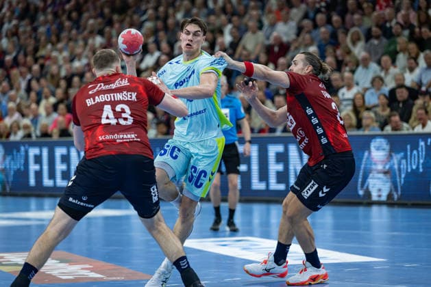 DAIKIN HBL: SG Flensburg-Handewitt vs VfL Gummersbach; 29.11.25 Miro Schluroff (Nr.15, VfL Gummersbach) gegen Blaz Blagotinsek (Nr.43, SG Flensburg-Handewitt) und Kent Robin Tønnesen (Nr.23, SG Flensburg-Handewitt) DAIKIN HBL: SG Flensburg-Handewitt vs VfL Gummersbach, GP JOULE Arena am 29.11.25 Copyright: xBEAUTIFULxSPORTS MarioxM.xKobergx