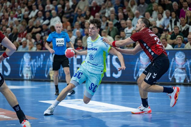 DAIKIN HBL: SG Flensburg-Handewitt vs VfL Gummersbach; 29.11.25 Miro Schluroff (Nr.15, VfL Gummersbach) gegen Kent Robin Tønnesen (Nr.23, SG Flensburg-Handewitt) DAIKIN HBL: SG Flensburg-Handewitt vs VfL Gummersbach, GP JOULE Arena am 29.11.25 Copyright: xBEAUTIFULxSPORTS MarioxM.xKobergx