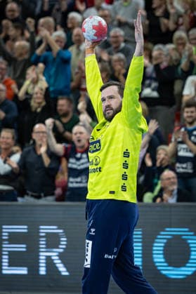 DAIKIN HBL: SG Flensburg-Handewitt vs VfL Gummersbach; 29.11.25 Jubel Freude über gehaltenen Ball bei Benjamin Buric (Nr.01, SG Flensburg-Handewitt) DAIKIN HBL: SG Flensburg-Handewitt vs VfL Gummersbach, GP JOULE Arena am 29.11.25 Copyright: xBEAUTIFULxSPORTS MarioxM.xKobergx