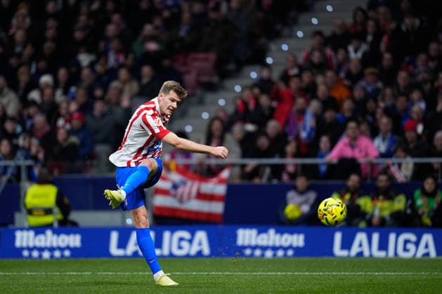 November 29, 2025, Madrid, Madrid, Spain: Alexander Sorloth of Atletico de Madrid kicks the ball during the Spanish League, LaLiga EA Sports, football match played between Atletico de Madrid and Real Oviedo at Riyadh Air Metropolitano stadium on November 29, 2025, in Madrid, Spain. Madrid Spain - ZUMAa181 20251129_zaa_a181_227 Copyright: xDennisxAgyemanx