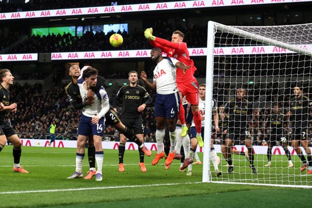 Tottenham Hotspur v Fulham 29 November 2025 London - Premier League football - Tottenham Hotspur v Fulham - fulham goalkeeper Bernd Leno punches the ball away at a corner kick - (Photo by Mark Leech). London UK Copyright: xMarkxLeechxOffside