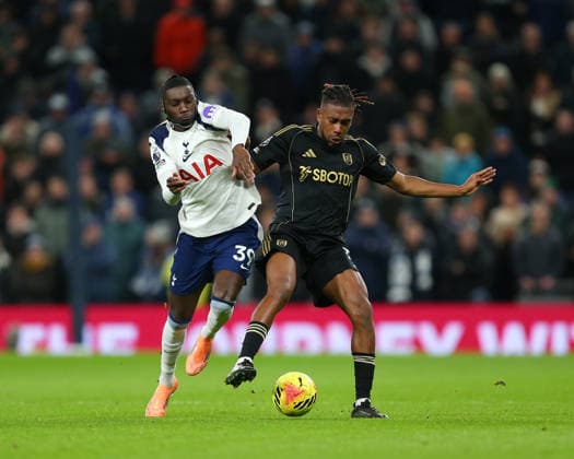 London, England, November 29 2025: Randal Kolo Muani (39 Tottenham Hotspur) closes down Alex Iwobi (17 Fulham) during the Premier League game between Tottenham Hotspur and Fulham at Tottenham Hotspur Stadium in London, England. (Photo by Jay Patel Sports Press Photo SPP) Copyright: xJayxPatel SportsxPressxPhoto SPPx Sportspressphoto_SPR67275