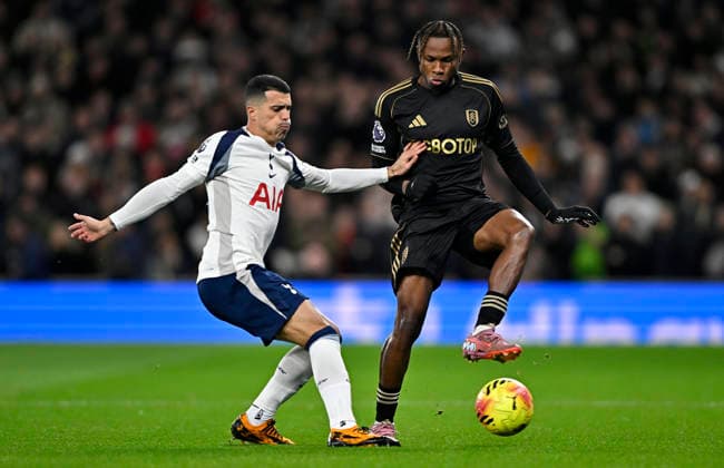 Tottenham Hotspur V Fulham. Premier League. Pedro Porro (Spurs) and Samuel Chukwueze (Fulham) during the Tottenham Hotspur V Fulham Premier League match at the Tottenham Hotspur Stadium, London. Tottenham Tottenham Hotspur Stadium UK Copyright: xMartinxDaltonx Spurs_Fulham_291125_MD_005