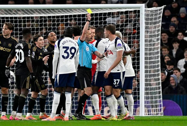 Tottenham Hotspur V Fulham. Premier League. Stuart Attwell (Referee) shows the yellow card to Micky van de Ven (Spurs, 37) during the Tottenham Hotspur V Fulham Premier League match at the Tottenham Hotspur Stadium, London. Tottenham Tottenham Hotspur Stadium UK Copyright: xMartinxDaltonx Spurs_Fulham_291125_MD_013