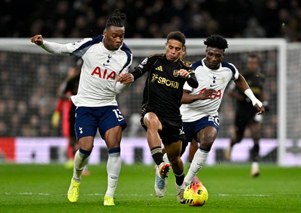 Tottenham Hotspur V Fulham. Premier League. Josh King (Fulham) tries to go between Destiny Udogie (Spurs, left) and Mohammed Kudus (Spurs) during the Tottenham Hotspur V Fulham Premier League match at the Tottenham Hotspur Stadium, London. Tottenham Tottenham Hotspur Stadium UK Copyright: xMartinxDaltonx Spurs_Fulham_291125_MD_020