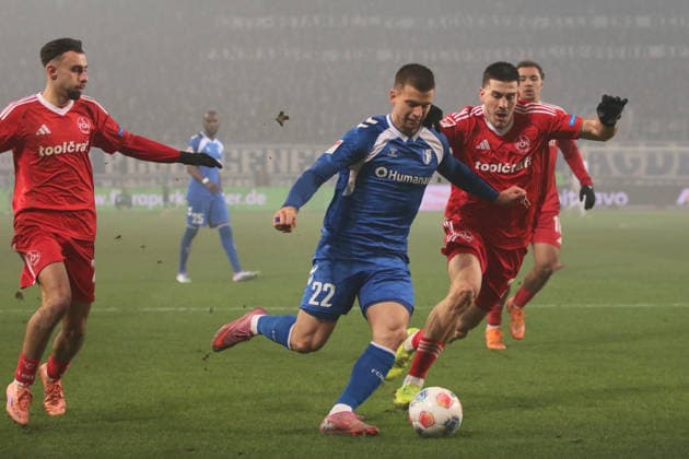 29.11.2025 Fußball Herren 2025 2026 2. Bundesliga 14. Spieltag 1. FC Magdeburg - 1. FC Nürnberg Avnet Arena Magdeburg Mateusz Zukowski (FCM, blau) ist am Ball. Er wird von Luka Lochoshvili (FCN, rot) verfolgt. Berkay Yilmaz (FCN, rot, links) sieht zu. Magdeburg Sachsen-Anhalt Deutschland