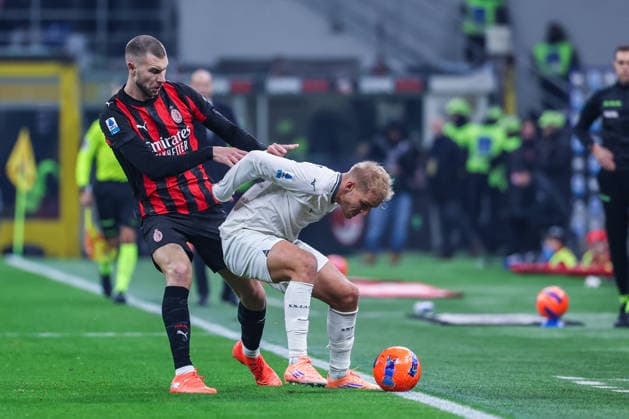 Strahinja Pavlovic of AC Milan competes for the ball with Gustav Isaksen of SS Lazio during Serie A 2025 26 football match between AC Milan and SS Lazio at San Siro Stadium in Milan Milan Italy Copyright: xBEAUTIFULxSPORTS Carabellix
