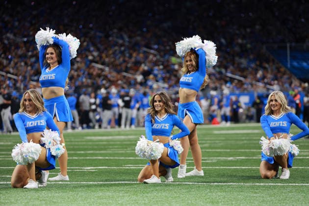 Green Bay Packers vs Detroit Lions DETROIT,MICHIGAN-NOVEMBER 27: Detroit Lions cheerleaders perform during the second half of an NFL, American Football Herren, USA football game between the Green Bay Packers and the Detroit Lions in Detroit, Michigan USA, on Thursday, November 27, 2025 Detroit Michigan United States  Copyright: xJorgexLemusx originalFilename:lemus-greenbay251127_npOtP.jpg