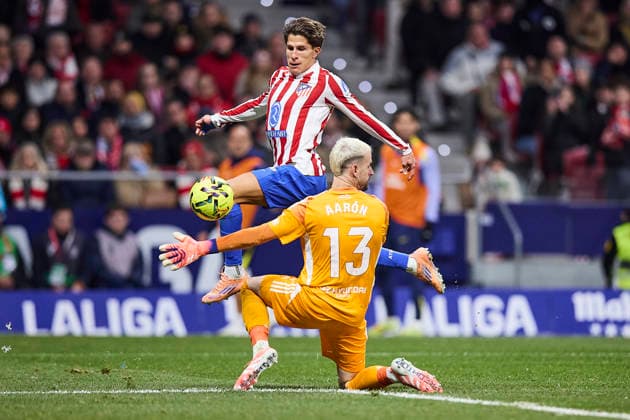 Giuliano Simeone (Atletico de Madrid) and Aaron Escandell (Real Oviedo) battle for the ball during the LaLiga EA Sports match between AtlÃ tico Madrid v Real Oviedo at Estadio Riyadh Air Metropolitano on November 29, 2025 in Madrid, Spain. (Photo by Manu Reino DeFodi Images)