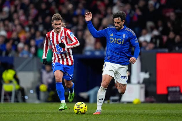 November 29, 2025, Madrid, Madrid, Spain: Antoine Griezmann of Atletico de Madrid and David Costas of Real Oviedo in action during the Spanish League, LaLiga EA Sports, football match played between Atletico de Madrid and Real Oviedo at Riyadh Air Metropolitano stadium on November 29, 2025, in Madrid, Spain. Madrid Spain - ZUMAa181 20251129_zaa_a181_249 Copyright: xDennisxAgyemanx
