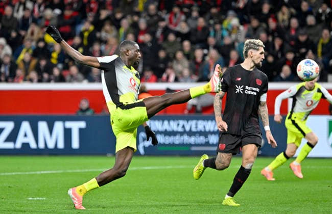 BayArena Leverkusen, 29.11.2026, Fussball: Bundesliga Saison 2025 26 12. Spieltag, Bayer 04 Leverkusen (B04, schwarz) vs Borussia Dortmund (BVB)__ Serhou Guirassy (BVB, gelb) , Robert Andrich (B04) ___ DFL REGULATIONS PROHIBIT ANY USE OF PHOTOGRAPHS AS IMAGE SEQUENCES AND OR QUASI-VIDEO