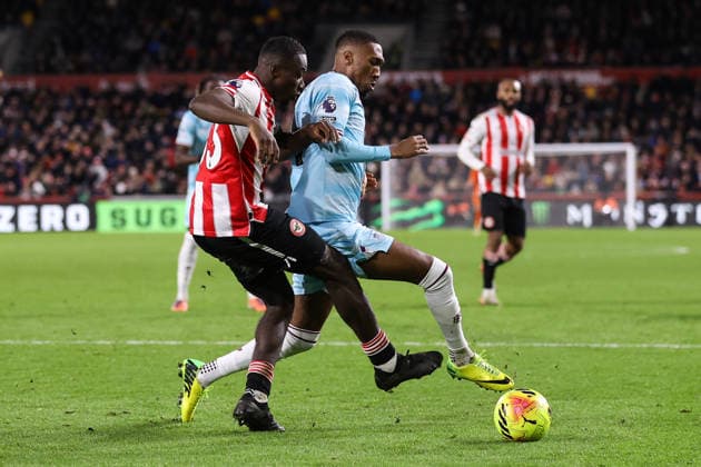 Brentford v Burnley 29 November 2025, London - Premier League Football - Brentford v Burnley - Michael Kayode of Brenford fouls Jaidon Anthony of Burnley to give away a penalty - Photo: Jacques Feeney Offside. London UK Copyright: xJacquesxFeeneyx xOffsidexOffside