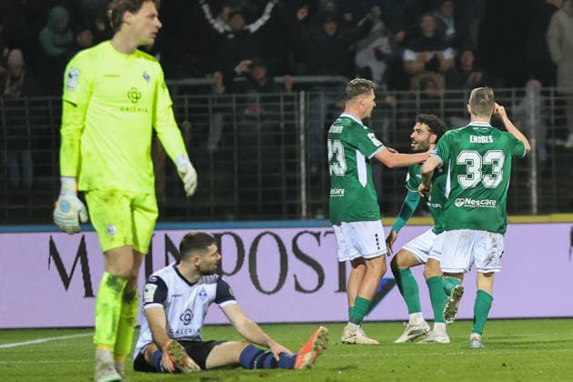 29.11.2025, Fussball, Herren, 16. Spieltag Dritte Liga Saison 2025 2026 3. Liga: FC Schweinfurt 05 - SV Waldhof Mannheim Torschütze Pius Krätschmer (FC Schweinfurt 05, 23) feiert seinen Treffer zum 2:2 mit Ekin Celebi (FC Schweinfurt 05, 11) und Joshua Endres (FC Schweinfurt 05, 33) Schweinfurt Riedel Bau Arena im Sachs-Stadio Bayern Unterfranken Deutschland