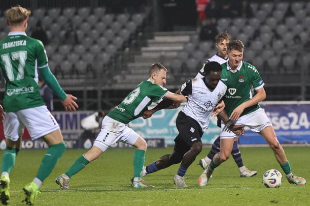 29.11.2025, Fussball, Herren, 16. Spieltag Dritte Liga Saison 2025 2026 3. Liga: FC Schweinfurt 05 - SV Waldhof Mannheim Von links: Joshua Endres (FC Schweinfurt 05, 33) gegen Kennedy Okpala (SV Waldhof Mannheim, 32), Pius Krätschmer (FC Schweinfurt 05, 23) Schweinfurt Riedel Bau Arena im Sachs-Stadio Bayern Unterfranken Deutschland