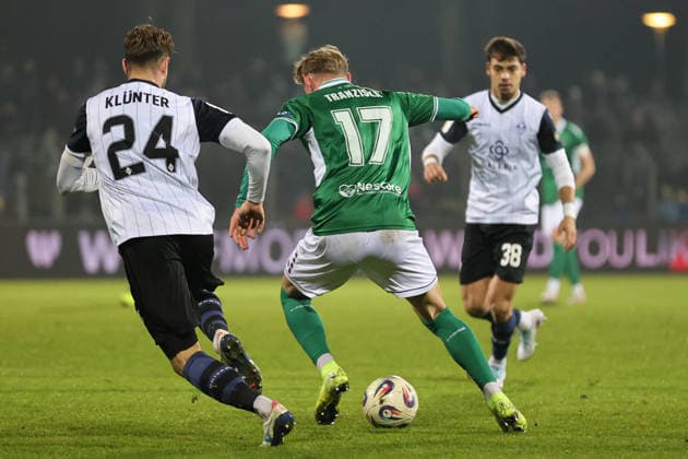 29.11.2025, Fussball, Herren, 16. Spieltag Dritte Liga Saison 2025 2026 3. Liga: FC Schweinfurt 05 - SV Waldhof Mannheim Von links: Kapitän Lukas Klünter (SV Waldhof Mannheim, 24) gegen Jakob Tranziska (FC Schweinfurt 05, 17) Schweinfurt Riedel Bau Arena im Sachs-Stadio Bayern Unterfranken Deutschland