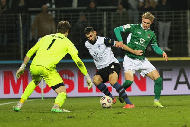 29.11.2025, Fussball, Herren, 16. Spieltag Dritte Liga Saison 2025 2026 3. Liga: FC Schweinfurt 05 - SV Waldhof Mannheim Von links: Torhüter Thijmen Nijhuis (SV Waldhof Mannheim, 01), Tim Sechelmann (SV Waldhof Mannheim, 04) gegen Jakob Tranziska (FC Schweinfurt 05, 17) Schweinfurt Riedel Bau Arena im Sachs-Stadio Bayern Unterfranken Deutschland