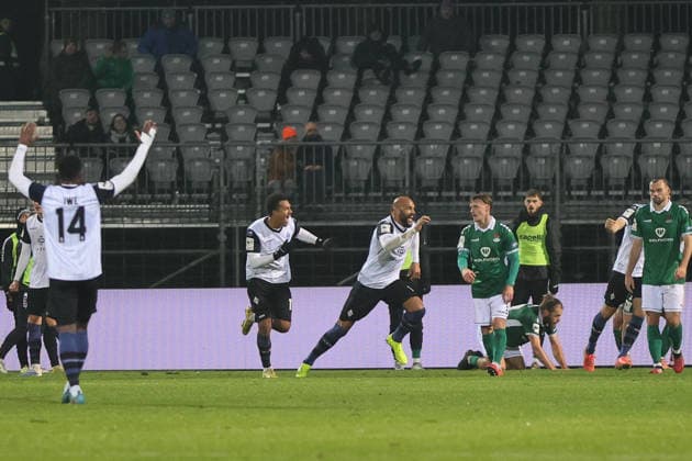 29.11.2025, Fussball, Herren, 16. Spieltag Dritte Liga Saison 2025 2026 3. Liga: FC Schweinfurt 05 - SV Waldhof Mannheim Torjubel der Mannheimer nach dem 3:2-Treffer durch Terrence Boyd (SV Waldhof Mannheim, 13) Schweinfurt Riedel Bau Arena im Sachs-Stadio Bayern Unterfranken Deutschland