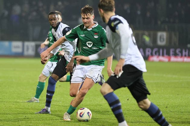 29.11.2025, Fussball, Herren, 16. Spieltag Dritte Liga Saison 2025 2026 3. Liga: FC Schweinfurt 05 - SV Waldhof Mannheim Pius Krätschmer (FC Schweinfurt 05, 23) mit Ball Schweinfurt Riedel Bau Arena im Sachs-Stadio Bayern Unterfranken Deutschland