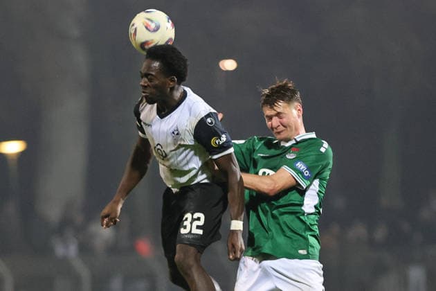 29.11.2025, Fussball, Herren, 16. Spieltag Dritte Liga Saison 2025 2026 3. Liga: FC Schweinfurt 05 - SV Waldhof Mannheim Von links: Kennedy Okpala (SV Waldhof Mannheim, 32) gegen Pius Krätschmer (FC Schweinfurt 05, 23) Schweinfurt Riedel Bau Arena im Sachs-Stadio Bayern Unterfranken Deutschland