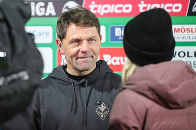 29.11.2025, Fussball, Herren, 16. Spieltag Dritte Liga Saison 2025 2026 3. Liga: FC Schweinfurt 05 - SV Waldhof Mannheim Trainer Luc Holtz (Waldhof Mannheim) beim Interview, Einzelbild Schweinfurt Riedel Bau Arena im Sachs-Stadio Bayern Unterfranken Deutschland