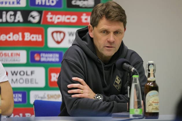 29.11.2025, Fussball, Herren, 16. Spieltag Dritte Liga Saison 2025 2026 3. Liga: FC Schweinfurt 05 - SV Waldhof Mannheim Trainer Luc Holtz (Waldhof Mannheim) auf der Pressekonferenz Schweinfurt Riedel Bau Arena im Sachs-Stadio Bayern Unterfranken Deutschland