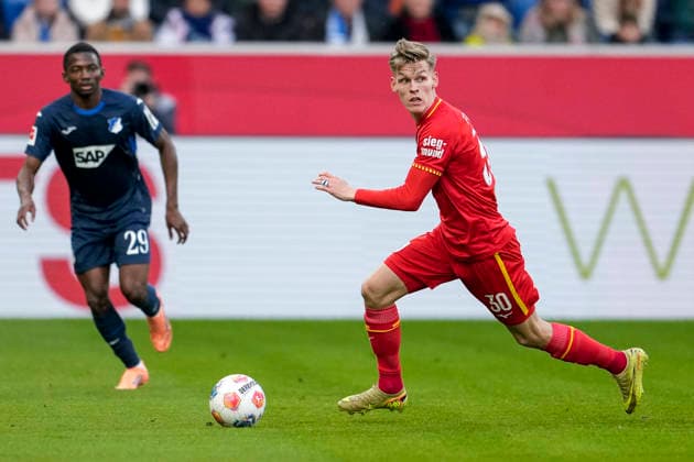 Anton Kade (FCA, 30), am Ball, Freisteller, Ganzkörper, Einzelbild, Einzelfoto, Aktion, Action, 29.11.2025, Sinsheim (Deutschland), Fussball, Bundesliga, TSG 1899 Hoffenheim - FC Augsburg, DFB DFL REGULATIONS PROHIBIT ANY USE OF PHOTOGRAPHS AS IMAGE SEQUENCES AND OR QUASI-VIDEO.