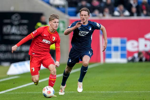 v.li.: Anton Kade (FCA, 30), Wouter Burger (Hoffenheim, 18), Zweikampf, Spielszene, Duell, duel, tackle, tackling, Dynamik, Action, Aktion, 29.11.2025, Sinsheim (Deutschland), Fussball, Bundesliga, TSG 1899 Hoffenheim - FC Augsburg, DFB DFL REGULATIONS PROHIBIT ANY USE OF PHOTOGRAPHS AS IMAGE SEQUENCES AND OR QUASI-VIDEO.