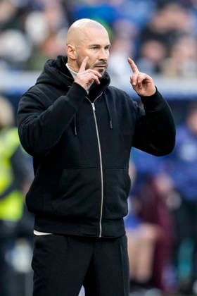 Christian Ilzer (Trainer, Cheftrainer, Hoffenheim), gibt Anweisungen, gestikuliert, mit den Armen gestikulieren, Einzelbild, Einzelfoto, Aktion, Action, 29.11.2025, Sinsheim (Deutschland), Fussball, Bundesliga, TSG 1899 Hoffenheim - FC Augsburg, DFB DFL REGULATIONS PROHIBIT ANY USE OF PHOTOGRAPHS AS IMAGE SEQUENCES AND OR QUASI-VIDEO.