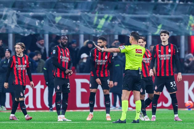 AC Milan vs SS Lazio - Serie A 2025 26 - 29 11 2025 Referee Giuseppe Collu seen in action during Serie A 2025 26 football match between AC Milan and SS Lazio at San Siro Stadium in Milan Copyright: xBEAUTIFULxSPORTS Carabellix