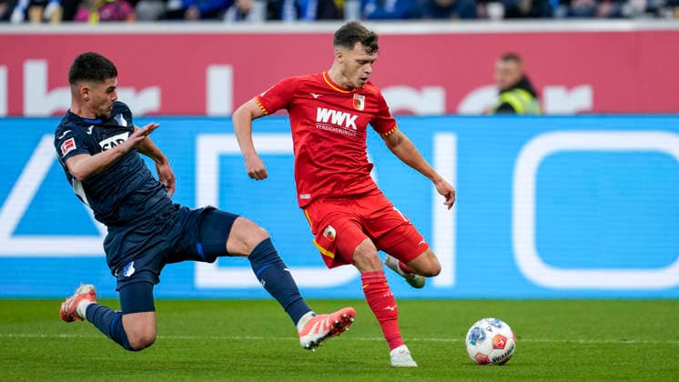 v.li.: Albian Hajdari (Hoffenheim, 21), Robin Fellhauer (FCA, 19), Zweikampf, Spielszene, Duell, duel, tackle, tackling, Dynamik, Action, Aktion, 29.11.2025, Sinsheim (Deutschland), Fussball, Bundesliga, TSG 1899 Hoffenheim - FC Augsburg, DFB DFL REGULATIONS PROHIBIT ANY USE OF PHOTOGRAPHS AS IMAGE SEQUENCES AND OR QUASI-VIDEO.