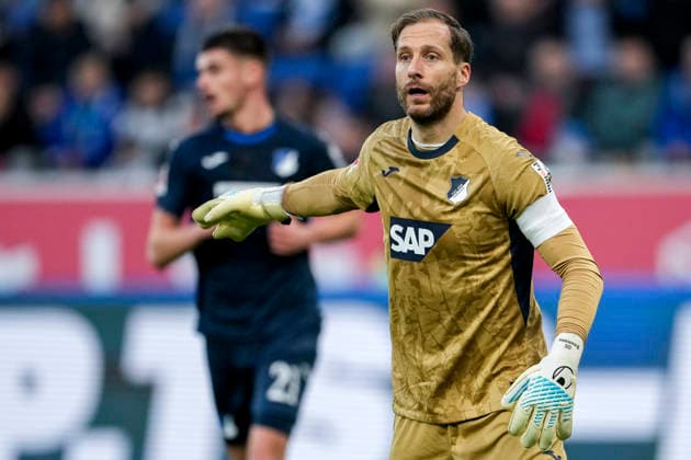 Oliver Baumann (Torwart, Hoffenheim, 1), gibt Anweisungen, gestikuliert, mit den Armen gestikulieren, Einzelbild, Einzelfoto, Aktion, Action, 29.11.2025, Sinsheim (Deutschland), Fussball, Bundesliga, TSG 1899 Hoffenheim - FC Augsburg, DFB DFL REGULATIONS PROHIBIT ANY USE OF PHOTOGRAPHS AS IMAGE SEQUENCES AND OR QUASI-VIDEO.