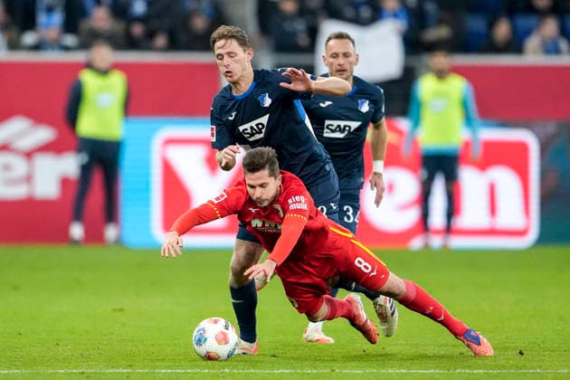 v.li.: Wouter Burger (Hoffenheim, 18), Elvis Rexhbecaj (FCA, 8), Zweikampf, Spielszene, Duell, duel, tackle, tackling, Dynamik, Action, Aktion, 29.11.2025, Sinsheim (Deutschland), Fussball, Bundesliga, TSG 1899 Hoffenheim - FC Augsburg, DFB DFL REGULATIONS PROHIBIT ANY USE OF PHOTOGRAPHS AS IMAGE SEQUENCES AND OR QUASI-VIDEO.