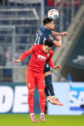 v.li.: Albian Hajdari (Hoffenheim, 21), Fabian Rieder (FCA, 32), beim Kopfball, Kopfballduell, Spielszene, Zweikampf in der Luft, Aktion, Action, 29.11.2025, Sinsheim (Deutschland), Fussball, Bundesliga, TSG 1899 Hoffenheim - FC Augsburg, DFB DFL REGULATIONS PROHIBIT ANY USE OF PHOTOGRAPHS AS IMAGE SEQUENCES AND OR QUASI-VIDEO.