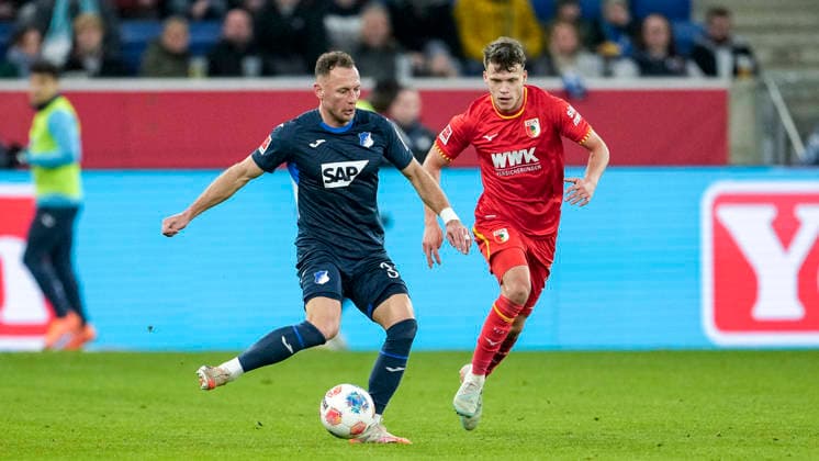 v.li.: Vladimir Coufal (Hoffenheim, 34), Robin Fellhauer (FCA, 19), Zweikampf, Spielszene, Duell, duel, tackle, tackling, Dynamik, Action, Aktion, 29.11.2025, Sinsheim (Deutschland), Fussball, Bundesliga, TSG 1899 Hoffenheim - FC Augsburg, DFB DFL REGULATIONS PROHIBIT ANY USE OF PHOTOGRAPHS AS IMAGE SEQUENCES AND OR QUASI-VIDEO.