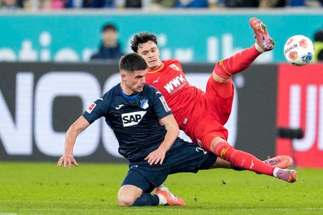 v.li.: Albian Hajdari (Hoffenheim, 21), Fabian Rieder (FCA, 32), Zweikampf, Spielszene, Duell, duel, tackle, tackling, Dynamik, Action, Aktion, 29.11.2025, Sinsheim (Deutschland), Fussball, Bundesliga, TSG 1899 Hoffenheim - FC Augsburg, DFB DFL REGULATIONS PROHIBIT ANY USE OF PHOTOGRAPHS AS IMAGE SEQUENCES AND OR QUASI-VIDEO.
