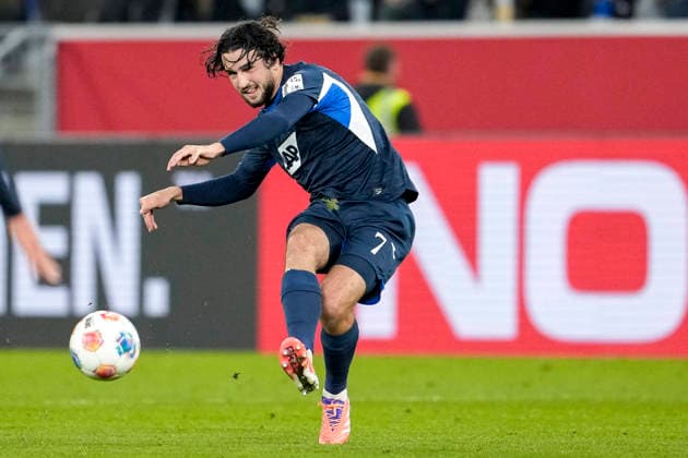 Leon Avdullahu (Hoffenheim, 7), am Ball, Freisteller, Ganzkörper, Einzelbild, Einzelfoto, Aktion, Action, 29.11.2025, Sinsheim (Deutschland), Fussball, Bundesliga, TSG 1899 Hoffenheim - FC Augsburg, DFB DFL REGULATIONS PROHIBIT ANY USE OF PHOTOGRAPHS AS IMAGE SEQUENCES AND OR QUASI-VIDEO.