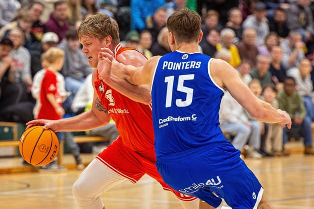 29.11.2025, xovx, Basketball 1. Regionalliga Südwest, Lich Basketball - ROTH Energie Gießen Pointers v.l. Johannes Lischka (Lich Basketball), Kai Müsse (Gießen Pointers) Lich Dietrich-Bonhoeffer-Halle Hessen Deutschland (DE)