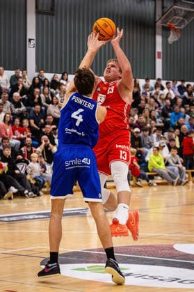 29.11.2025, xovx, Basketball 1. Regionalliga Südwest, Lich Basketball - ROTH Energie Gießen Pointers v.l. Lars Müsse (Gießen Pointers), Johannes Lischka (Lich Basketball) Lich Dietrich-Bonhoeffer-Halle Hessen Deutschland (DE)