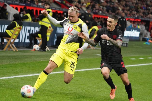 Fussball, 1 Bundesliga, Saison 2025 2026, Bayer 04 Leverkusen - Borussia Dortmund 29.11.2025, Bayarena Leverkusen Julian Ryerson, BVB , Alejandro Grimaldo Bayer 04 Leverkusen